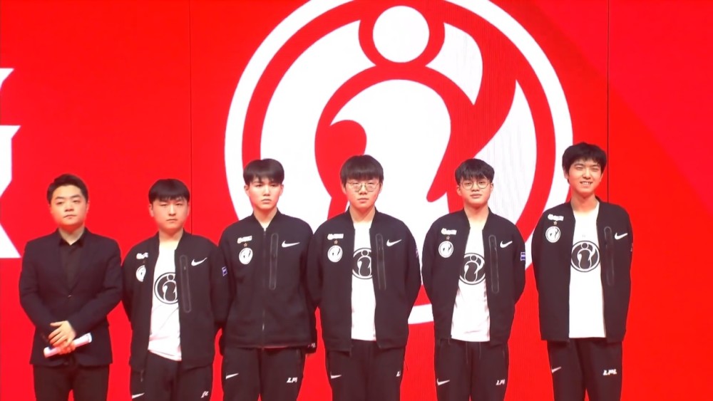 边拉了回来 边拉了回来